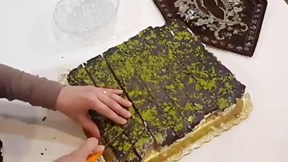 فروش شیرینی میکادو مجلسی تزئین شده با پسته